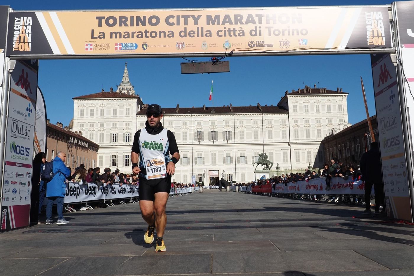 Michele Marino, il fondatore di allenario, all'arrivo della Torino City Marathon 2023 in piazza Castello