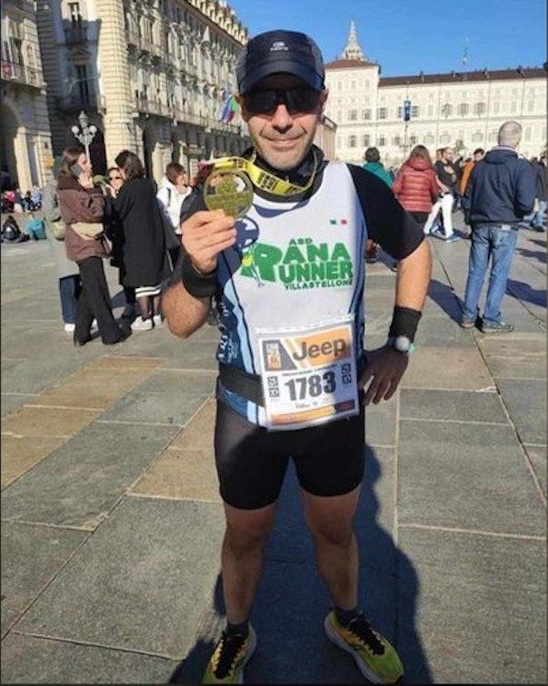 Michele Marino, il fondatore di allenario, con la medaglia della Torino City Marathon 2023 in piazza Castello