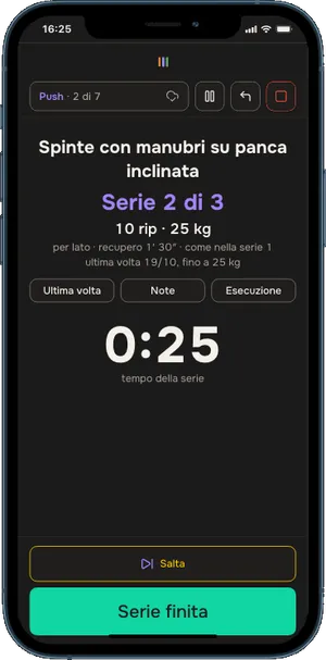 Start durante una serie di spinte con manubri su panca inclinata: serie 2 di 3, 10 ripetizioni con 25 kg per lato e il cronometro della serie